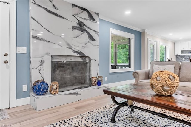 104 Shawnee Cir, Lexington, NC 27295 - living area featuring crown molding, recessed lighting, baseboards, and light wood-style floors
