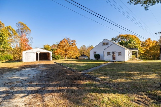 view of front of house featuring a front yard and an outdoor structure