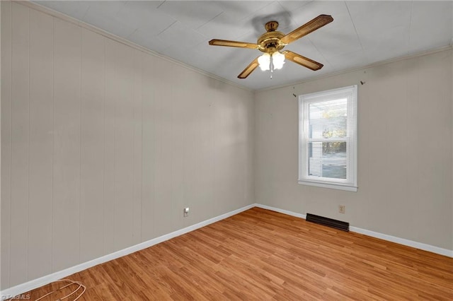 empty room featuring light hardwood / wood-style floors, ornamental molding, and ceiling fan