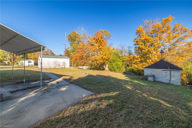 view of yard featuring a shed and a carport