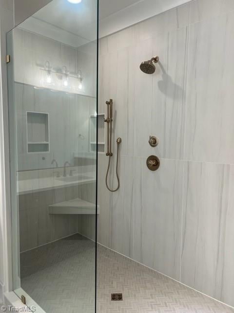 bathroom featuring a tile shower