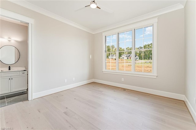 empty room featuring light wood-type flooring, ornamental molding, and ceiling fan