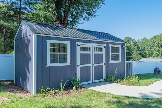 view of outdoor structure featuring a yard