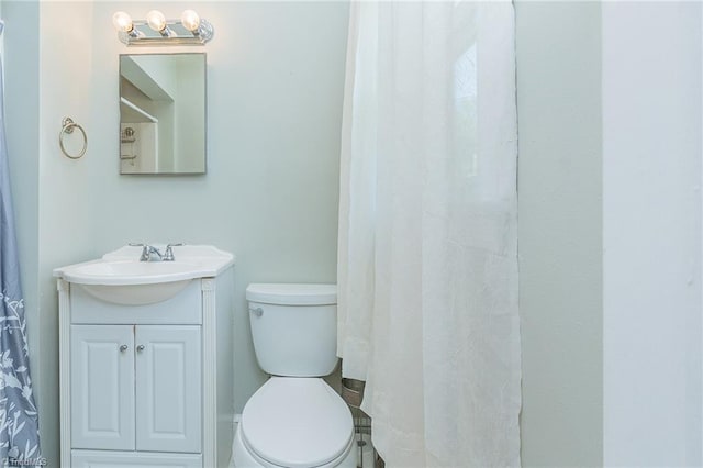 bathroom with toilet, a shower with curtain, and vanity