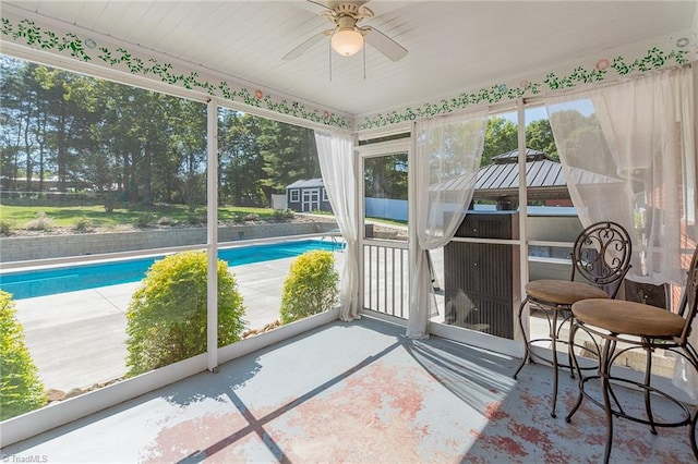 sunroom / solarium with ceiling fan