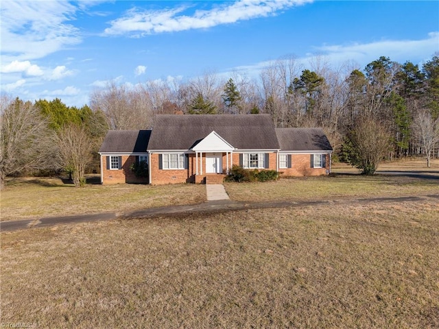 view of front of house featuring a front lawn