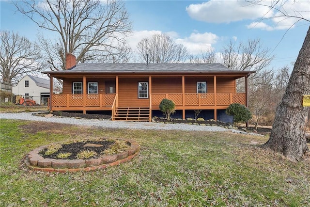 view of front of home featuring a front lawn