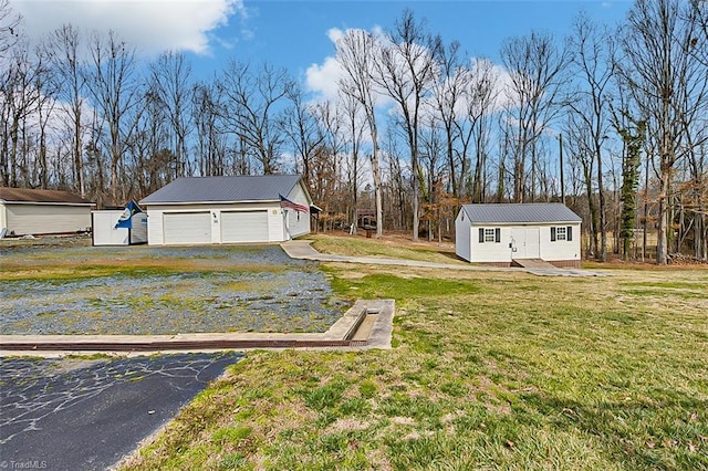 view of yard with an outdoor structure and a detached garage