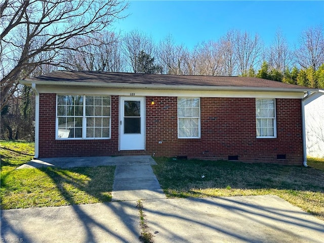 single story home with crawl space, a front yard, and brick siding