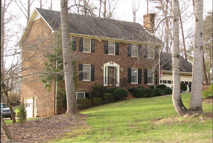 colonial home featuring a front lawn