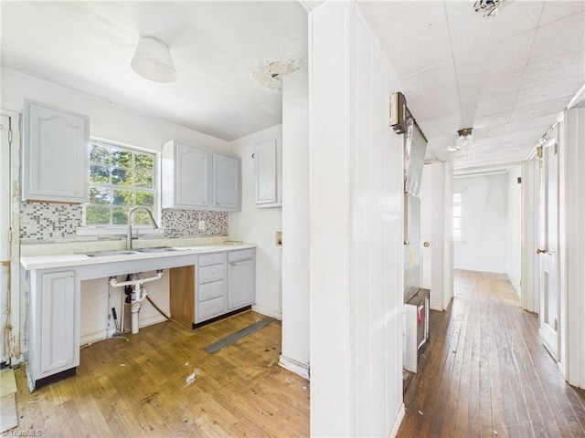 1008 E Brookline St, Winston-Salem, NC 27107 - kitchen featuring light wood finished floors, a sink, backsplash, and light countertops