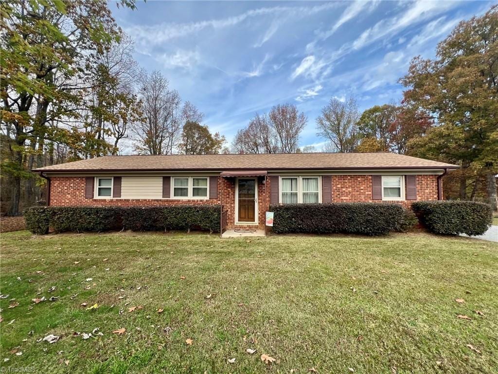 single story home with a front lawn