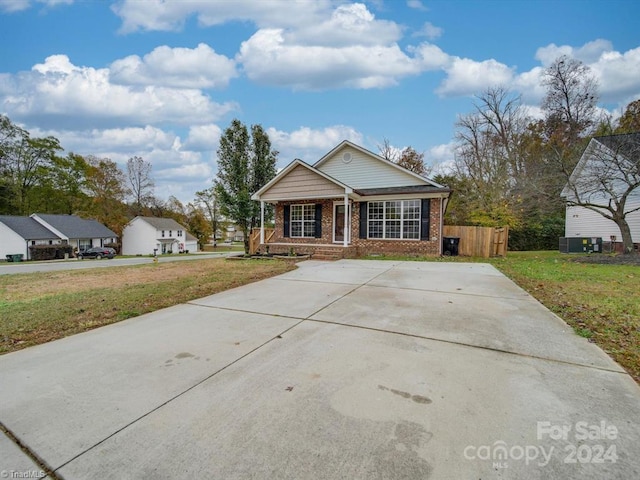 view of front of property with a front lawn and covered porch