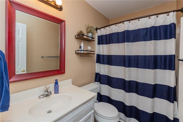 full bath with toilet, curtained shower, and vanity