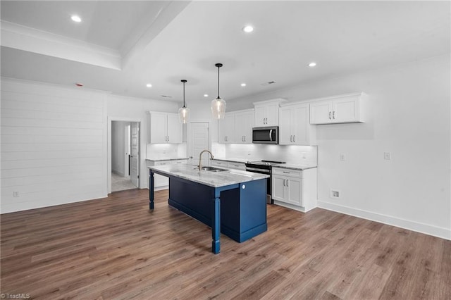 kitchen featuring pendant lighting, sink, appliances with stainless steel finishes, a kitchen island with sink, and white cabinetry