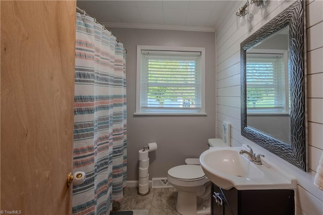 bathroom with toilet, baseboards, a shower with shower curtain, crown molding, and vanity
