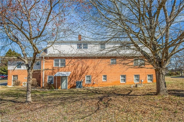 view of front facade featuring brick siding and a front yard