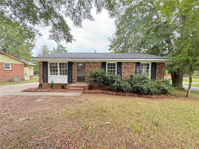 ranch-style home with a front yard