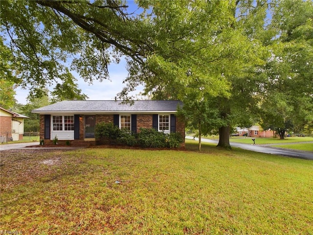 ranch-style house featuring a front yard