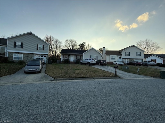 view of front of property featuring a front yard