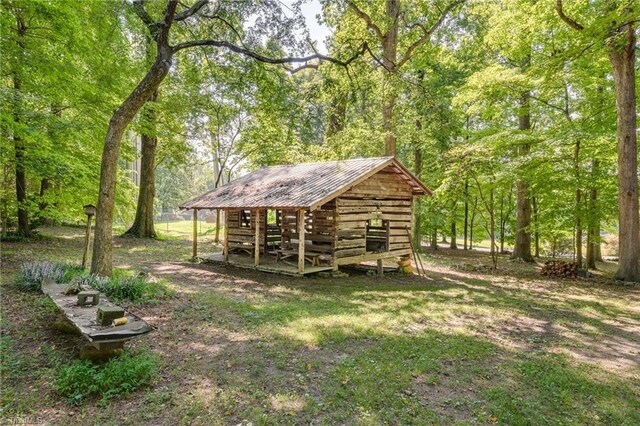 view of yard featuring an outbuilding