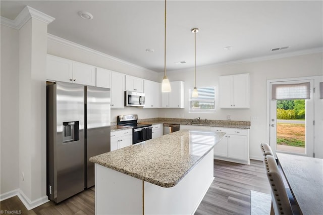 635 Cam Cir, High Point, NC 27265 - kitchen with stainless steel appliances, a sink, dark wood-style flooring, a kitchen island, and ornamental molding