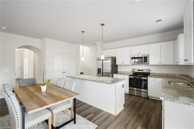 635 Cam Cir, High Point, NC 27265 - kitchen with appliances with stainless steel finishes, a sink, dark wood-style floors, crown molding, and a kitchen island