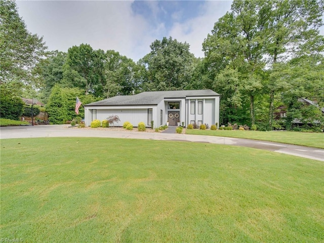 view of front of home featuring a front yard