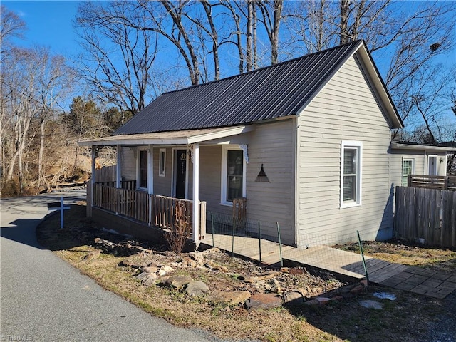 view of front of house featuring covered porch