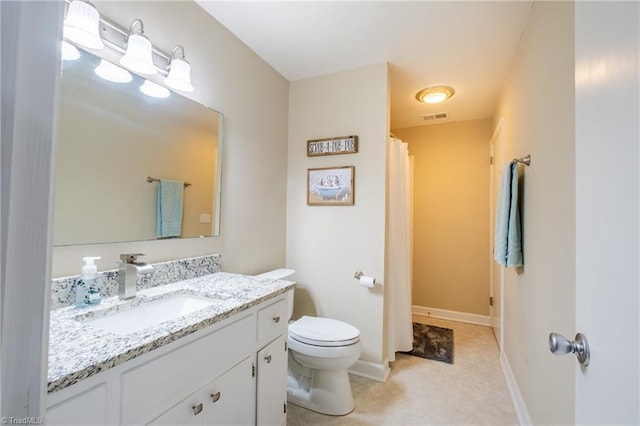 full bath with baseboards, visible vents, vanity, and toilet