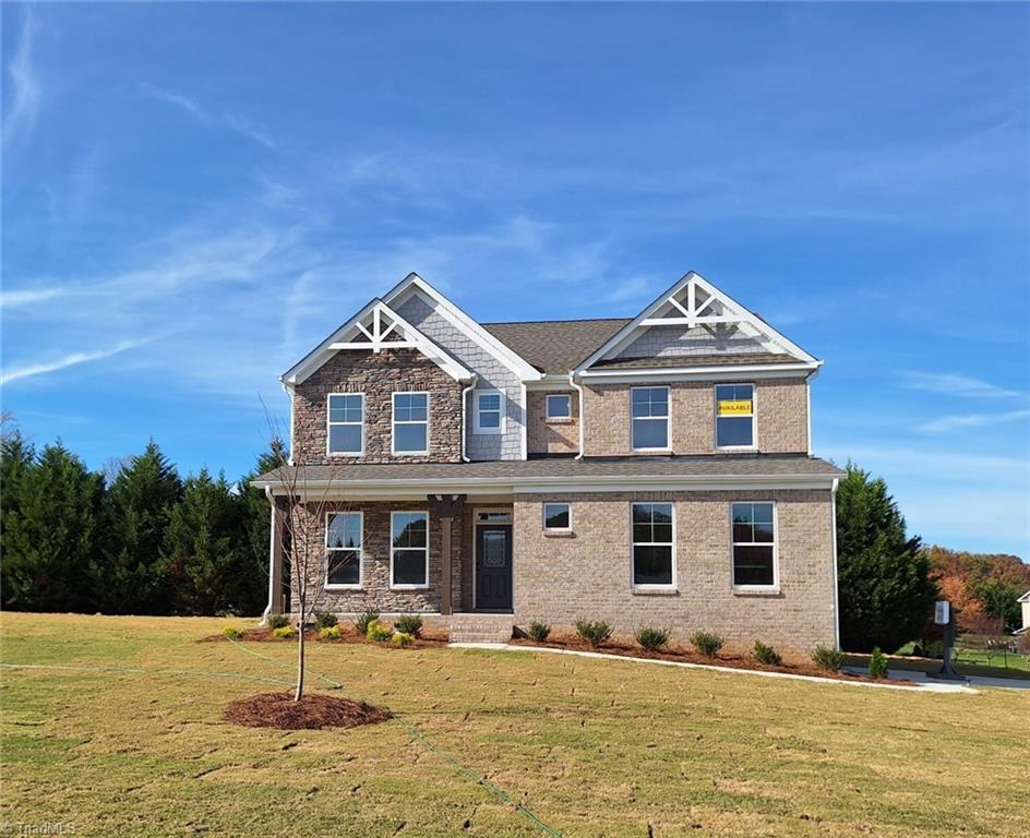 craftsman inspired home featuring a front lawn