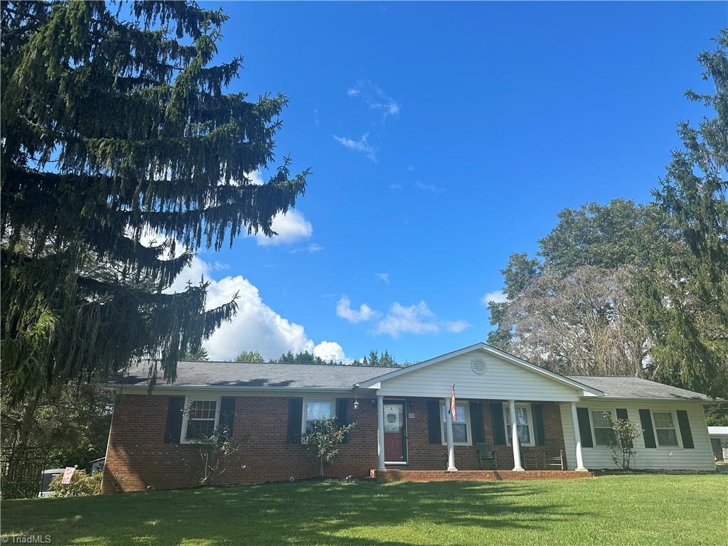 single story home with a front lawn