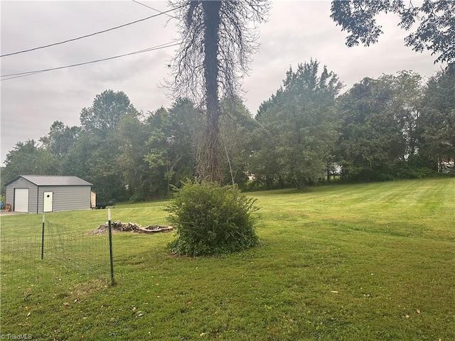 view of yard featuring a storage shed