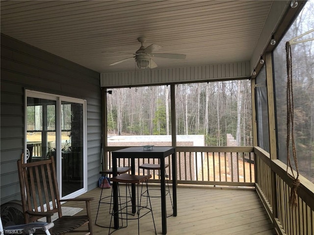 sunroom with ceiling fan