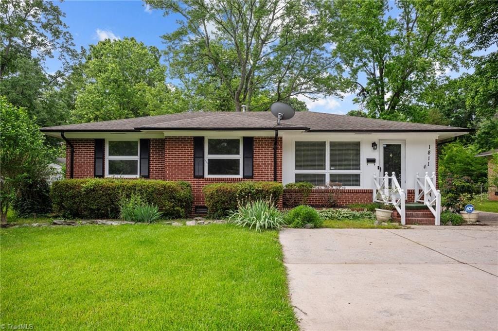 single story home featuring a front lawn