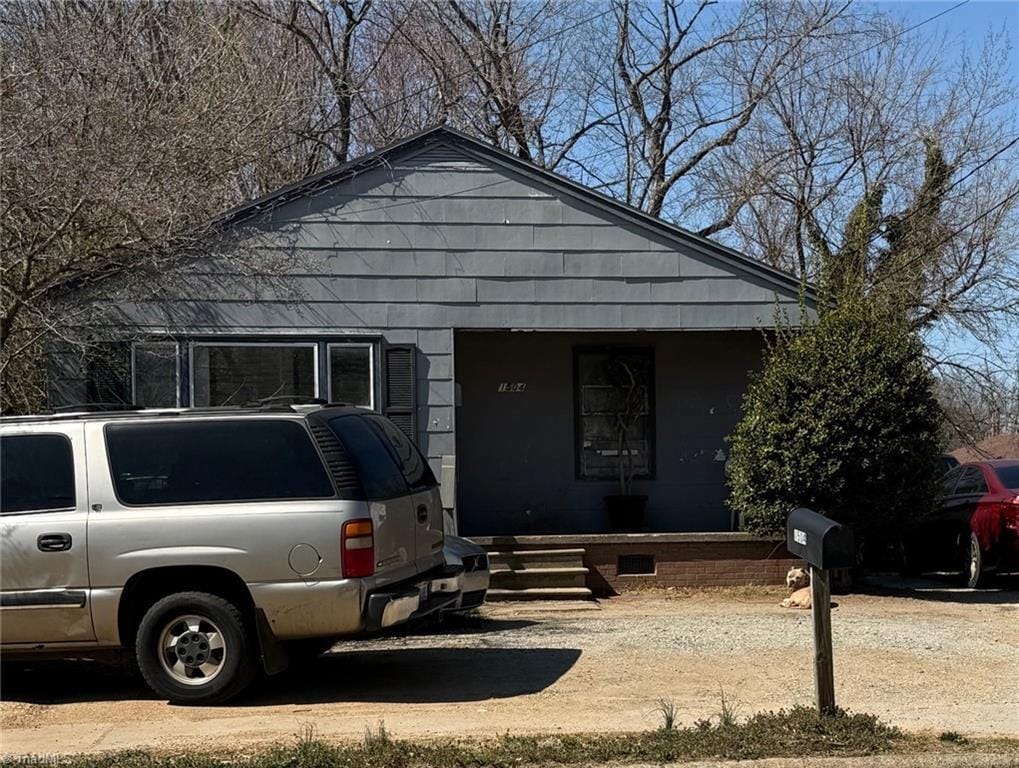 bungalow-style house featuring crawl space