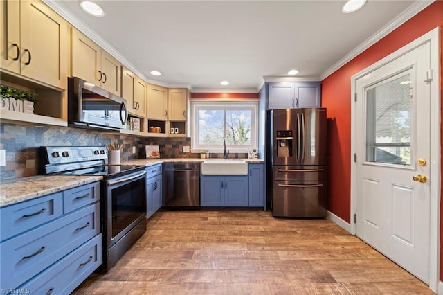 kitchen featuring crown molding, open shelves, stainless steel appliances, a sink, and light wood-type flooring