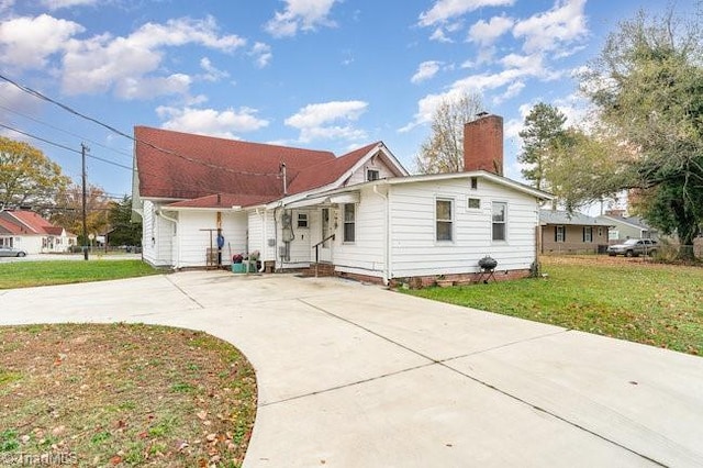 view of front of property with a front lawn