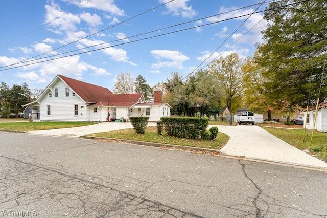 view of front of home featuring a front lawn