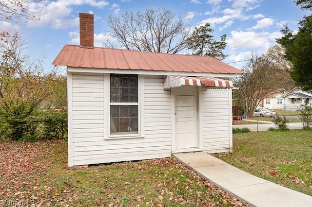 view of outdoor structure with a lawn