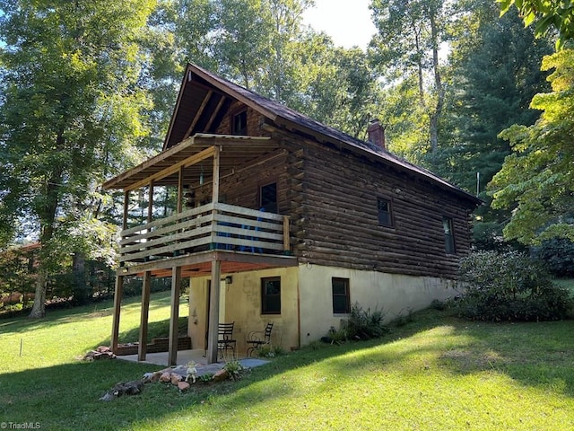 view of side of property featuring a lawn