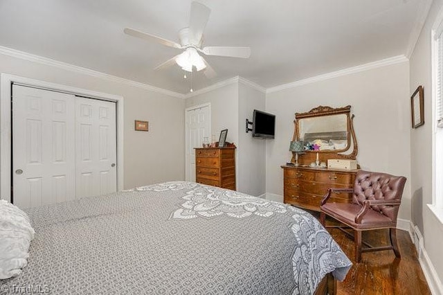 bedroom featuring dark hardwood / wood-style flooring, crown molding, a closet, and ceiling fan