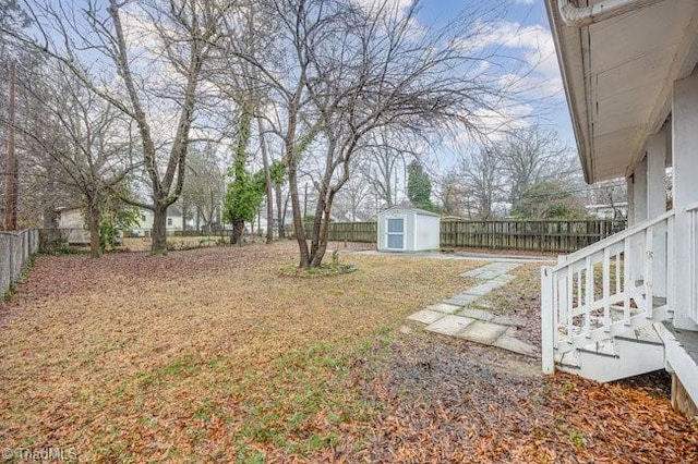 view of yard featuring a storage unit