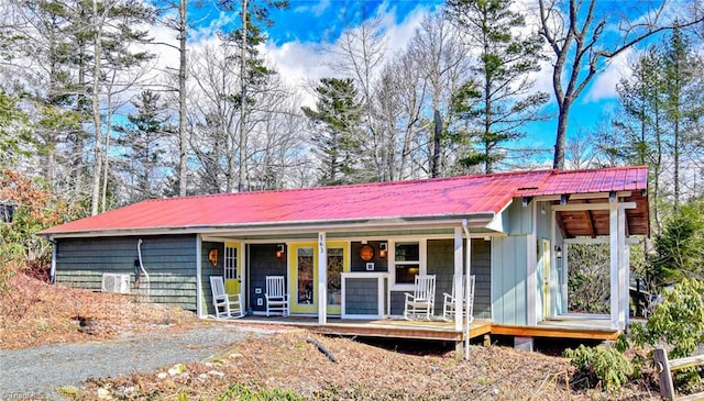 ranch-style house featuring a porch