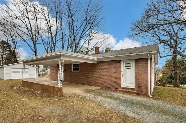 view of front of property featuring an outdoor structure