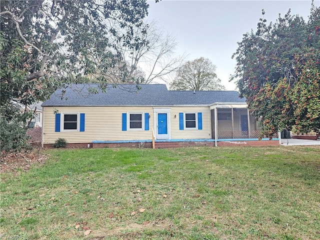 view of front of property featuring a front lawn