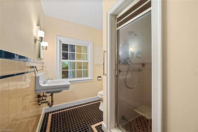 986 Avon Rd, Winston-Salem, NC 27104 - bathroom featuring toilet, a stall shower, baseboards, and tile patterned flooring