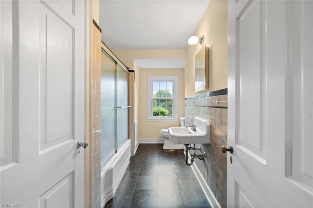 986 Avon Rd, Winston-Salem, NC 27104 - full bathroom featuring bath / shower combo with glass door, baseboards, toilet, and tile patterned flooring