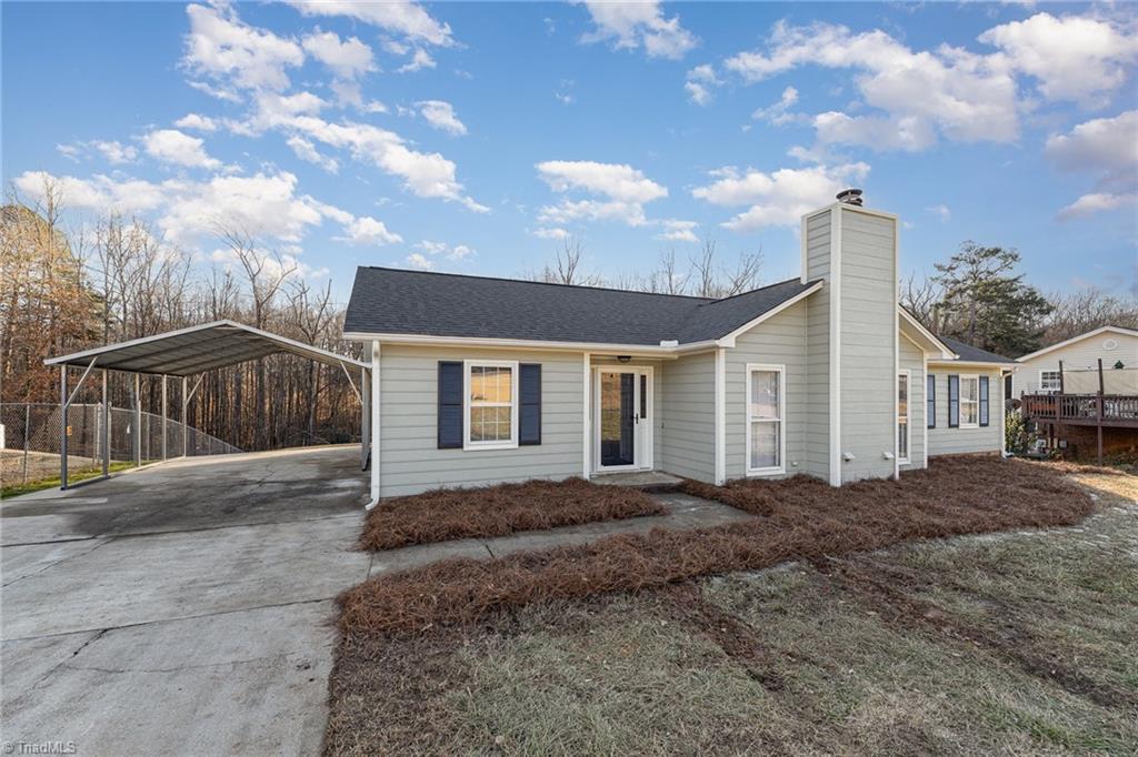 view of front of property featuring a carport