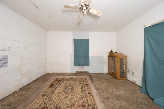 empty room with ceiling fan